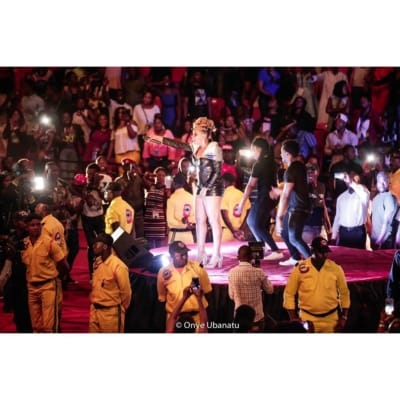 yemi-alade-performing-in-cameroon